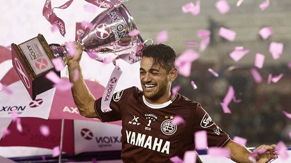 Foto: Lautaro Acosta, campeón Lanús en la Liga argentina Mi Sevilla