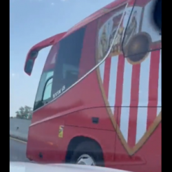 Vídeo: Se cruzan con el autobús del Sevilla en Eslovenia y pasa esto...