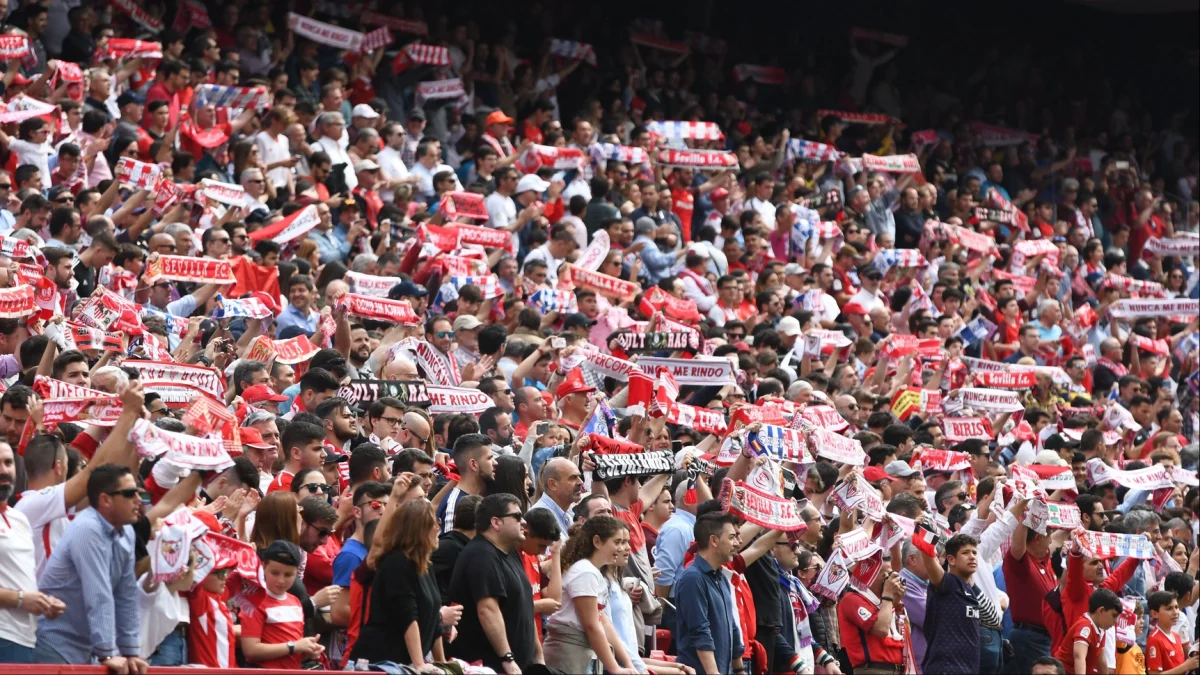 Aficionados del Sevilla FC en el Sánchez-Pizjuán