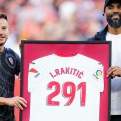 Kanoute y Rakitic posan con una camiseta conmemorativa