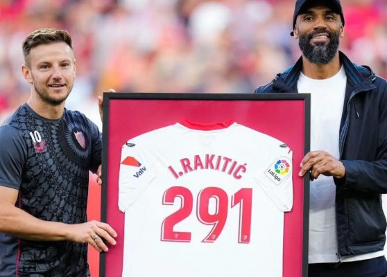 Kanoute y Rakitic posan con una camiseta conmemorativa