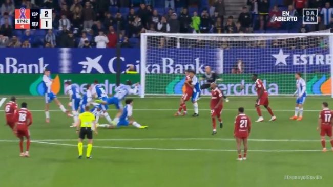 El penalti que han birlado al Sevilla en el descuento
