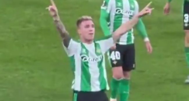 Un jugador del Betis calienta el derbi