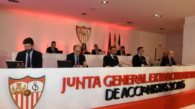 La venta del Sevilla a fuego lento, una salida y un fichaje clave