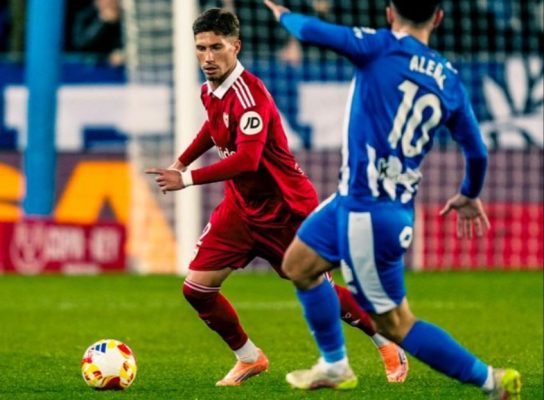 Carmona controla una pelota ante un defensor del Alaves