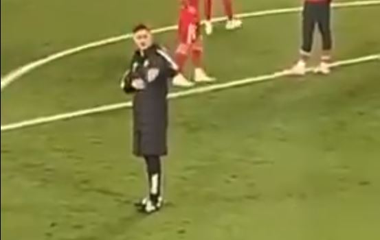 Bonini desafía a los aficionados del sevilla desplazados a Vitoria