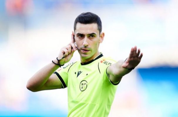 El colegiado Muñiz Ruiz revisa una acción del VAR