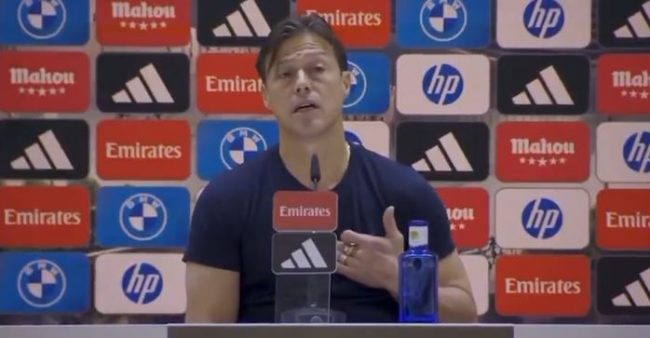 Matías Almeyda en sala de prensa