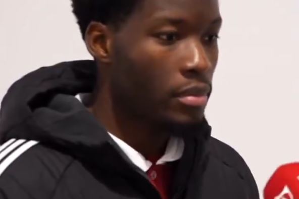 Agoume ante los medios oficiales del club