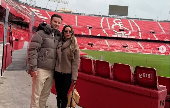 Ivan Rakitic y Raquel Mauri posan en el Sánchez-Pizjuán