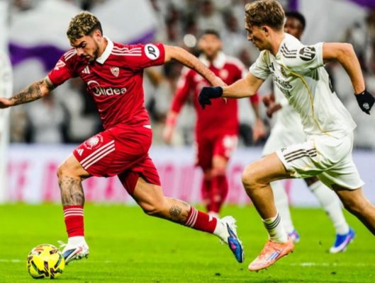 Isaac Romero conduce una pelota en el Bernabeu