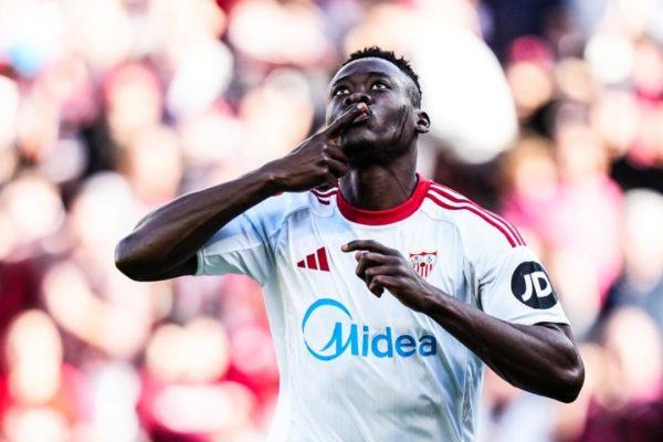 Akor Adams celebra un gol con el Sevilla