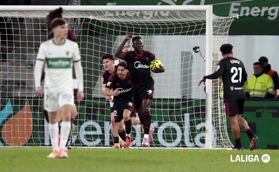 Akor Adams marca contra el Elche 