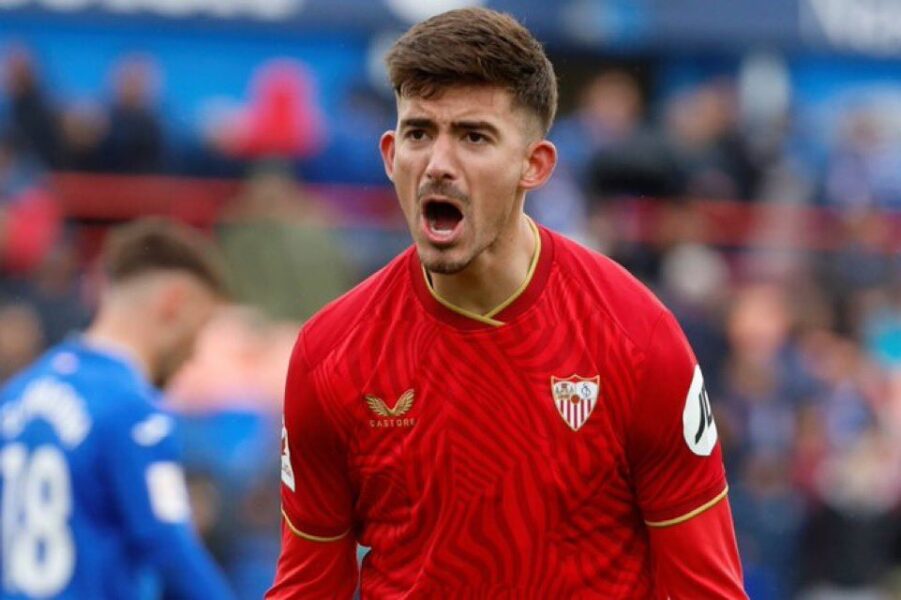 Kike Salas celebrando con el Sevilla 