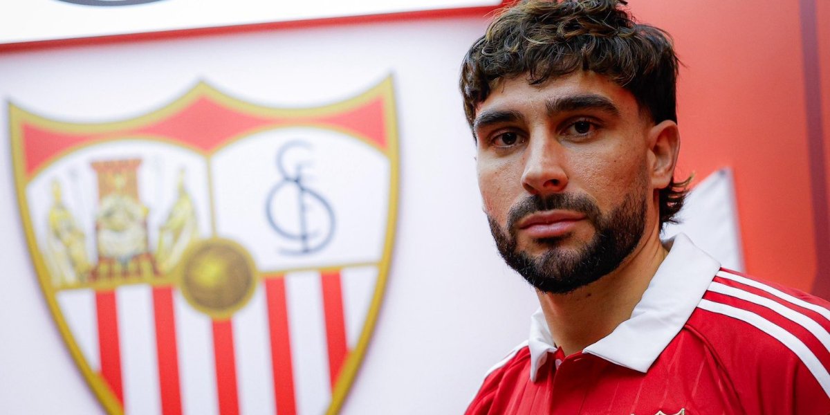 Neil Maupay luciendo la segunda equipación del Sevilla FC