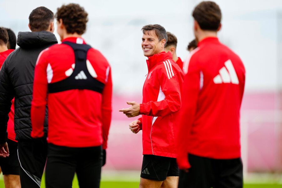 Azpilicueta sonriente en el entrenamiento