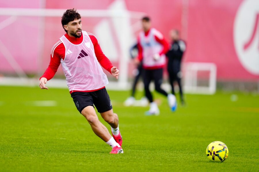 Neil Maupay entrena por primera vez con el Sevilla