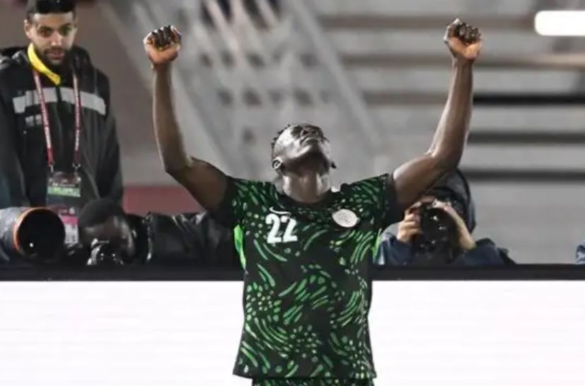 Akor Adams celebra un gol con Nigeria