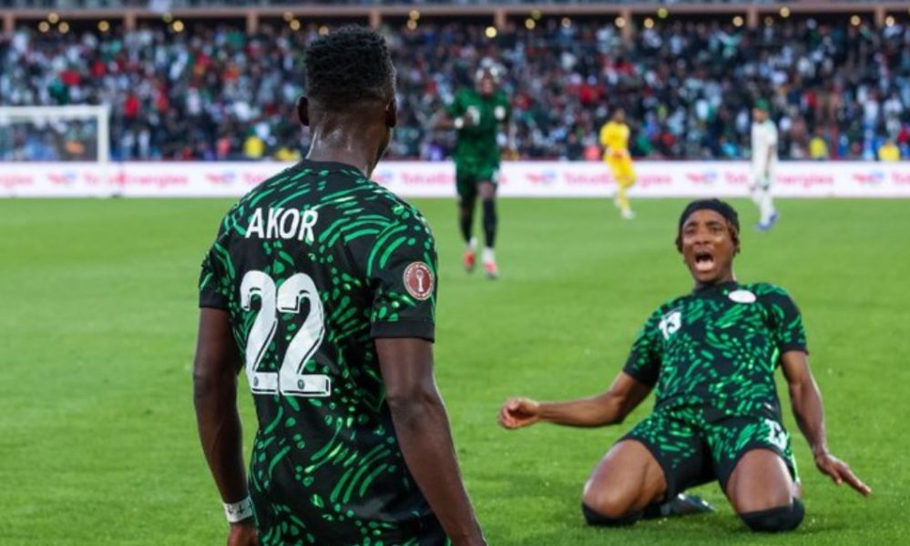 Akor Adams celebra un gol con Nigeria