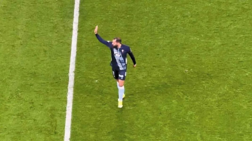 Borja Iglesias saluda al gol Norte del Sánchez-Pizjuán