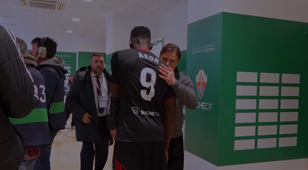 Matias Almeyda besa en el hombro a Akor Adams en zona mixta