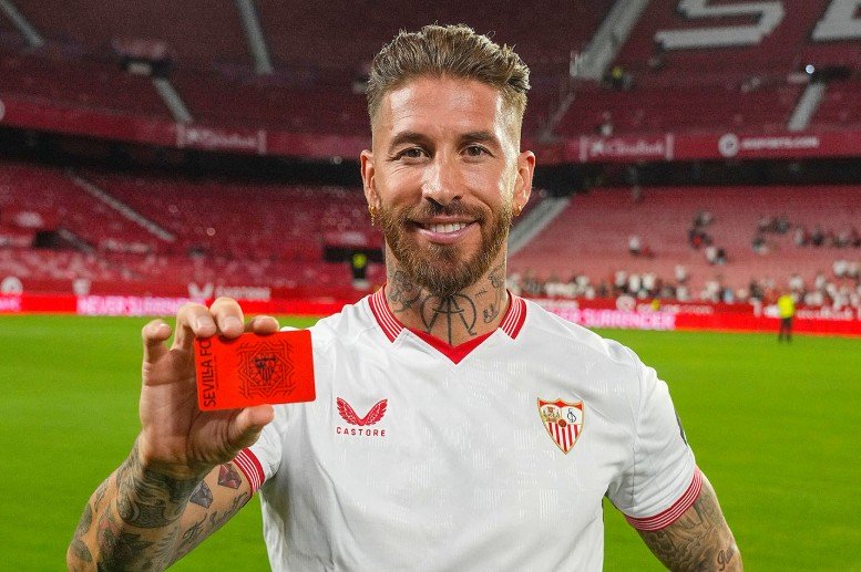 Sergio Ramos posa con un carnet del Sevilla