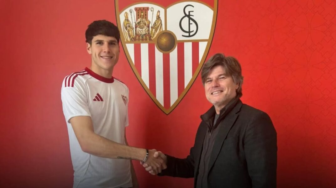 Jose Pedraza posa como nuevo fichaje del Sevilla FC