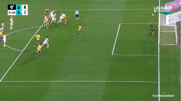 Alvaro Fernández detiene un penalti