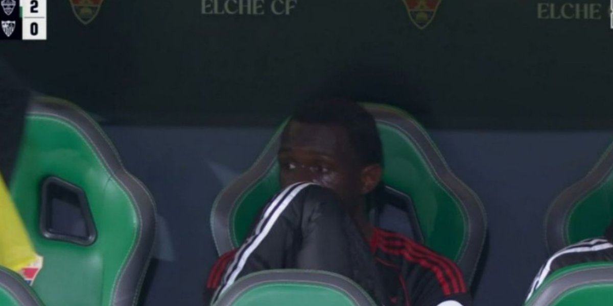 Nianzou en el banquillo en el Martínez Valero